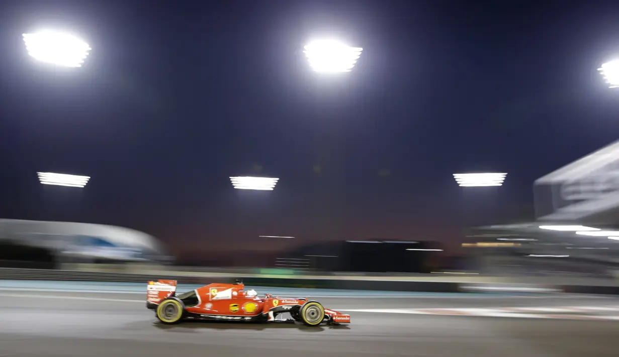 Aksi pebalap Ferrari, Sebastian Vettel, saat berlomba di F1 GP Abu Dhabi yang berlangsung di Sirkuit Yas Marina, Abu Dhabi, UEA, Minggu (29/11/2015). (EPA/Ali Haider)
