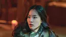 Ekspresi kaget dan matanya yang terbuka lebar menunjukkan bahwa sesuatu yang aneh sedang terjadi. (Foto: kbsdrama Instagram via Soompi)