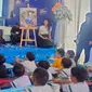 Puluhan siswa Taman Kanak-Kanak dan Sekolah Dasar tampak antusias menyemarakkan peresmian Dulux Experience Store ke-9 dalam sesi doodling yang dipandu oleh founder Doodle Art Indonesia Azalia Paramatatya atau Anya. (Foto: Liputan6.com)