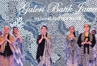 Menyoroti keindahan batik indigo berpewarna alami yang ramah lingkungan menjadi suatu ciri khas tersendiri (Foto: Instagram @/galeribatikjawaindigo)