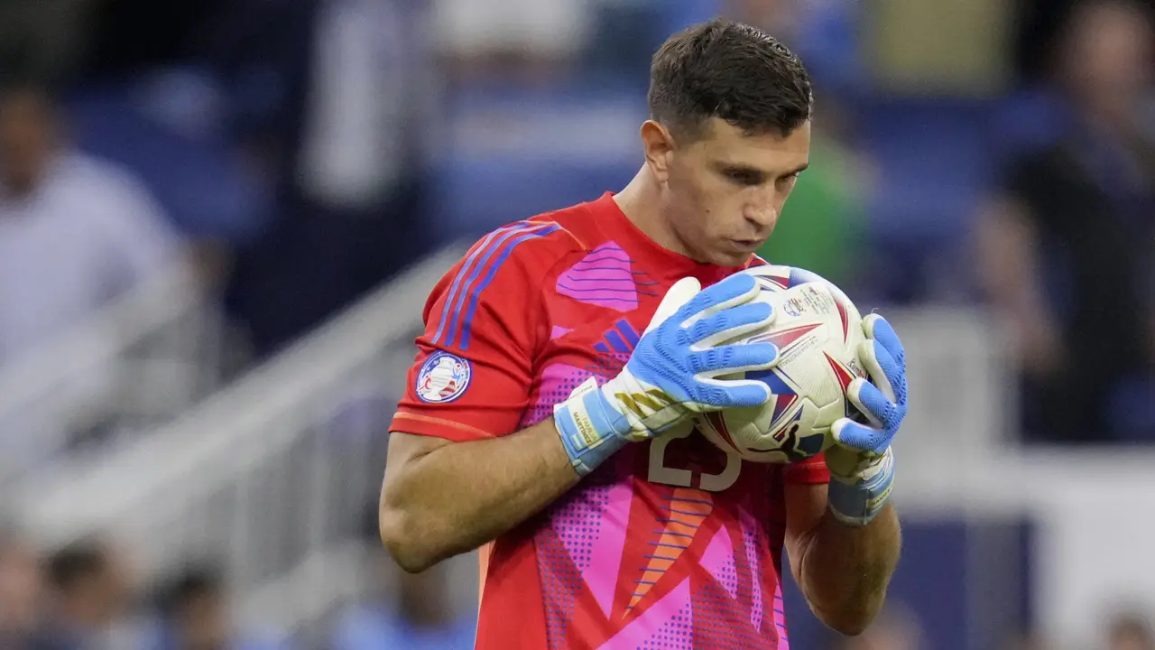 Foto: Lagi-lagi Emiliano Martinez Jadi Juru Penyelamat, Timnas Argentina Melaju ke Semifinal Copa America 2024