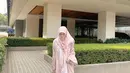 Larissa Chou tampil menawan dengan gamis putih yang ditumpuknya lagi dengan outer cokelat, dan dipadu dengan hijab syari'i merah muda. [Foto: Instagram/larissachou]