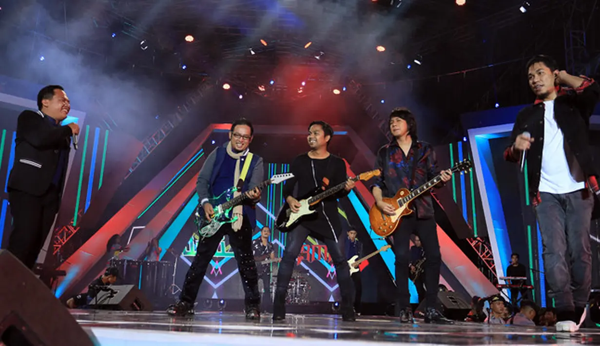 Konser musik yang berlangsung di Pantai Carnaval Ancol, Jakarta Utara dan diselenggarakan oleh SCTV berlangsung sangat meriah. Terdapat sejumlah grup band tanah air, salah satunya adalah Armada Band. (Deki Prayoga/Bintang.com)