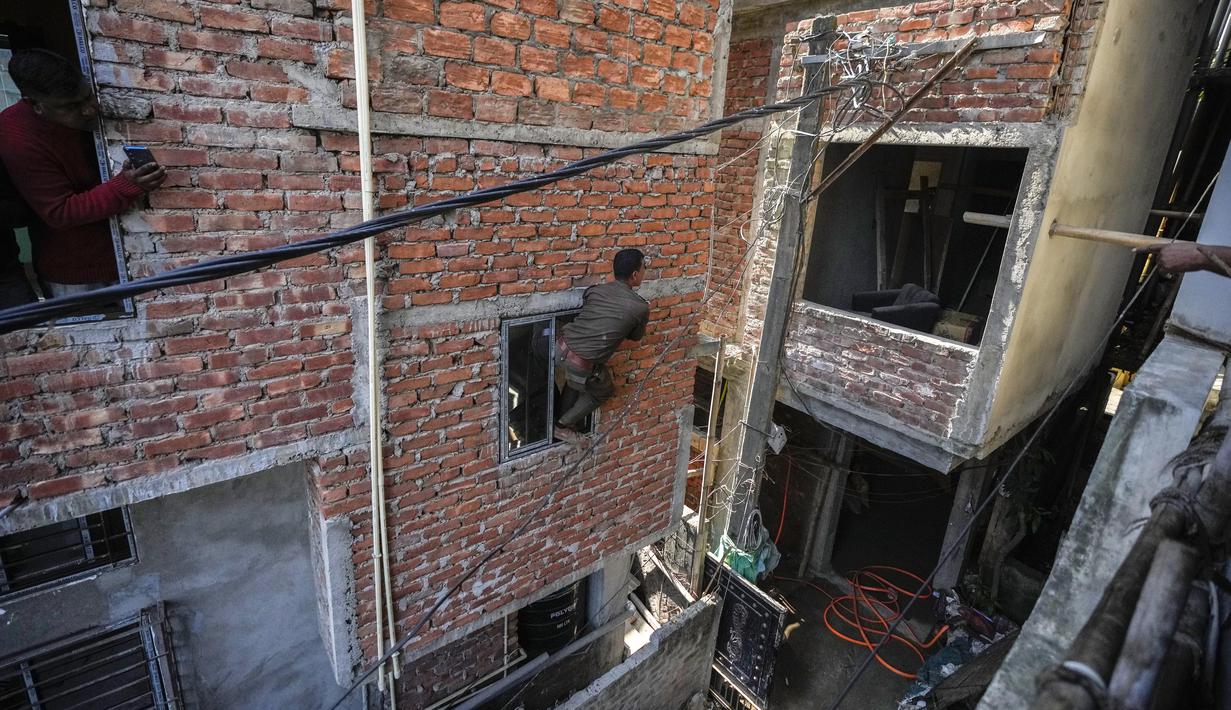 Departemen Kehutanan pun segera diberitahu dan tim tiba di lokasi. (AP Photo/Anupam Nath)