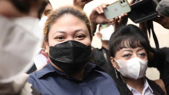 Anak penyanyi Nia Daniati, Olivia Nathania mendatangi Polda Metro Jaya untuk diperiksa terkait kasus dugaan penipuan seleksi CPNS.