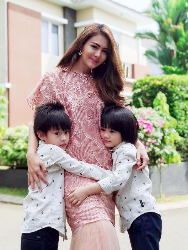 Seleb Tanah Air yang Tetap Tegar Urus Anak Seorang Diri