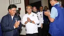 Sekjen Partai Nasdem Jhonny G. Plate (kiri) menerima kedatangan Ketua KPU Arief Budiman saat verifaksi faktual parpol peserta pemilu di Kantor DPP Partai Nasdem, Jakarta, Minggu (28/1). (Liputan6.com/Angga Yunar)