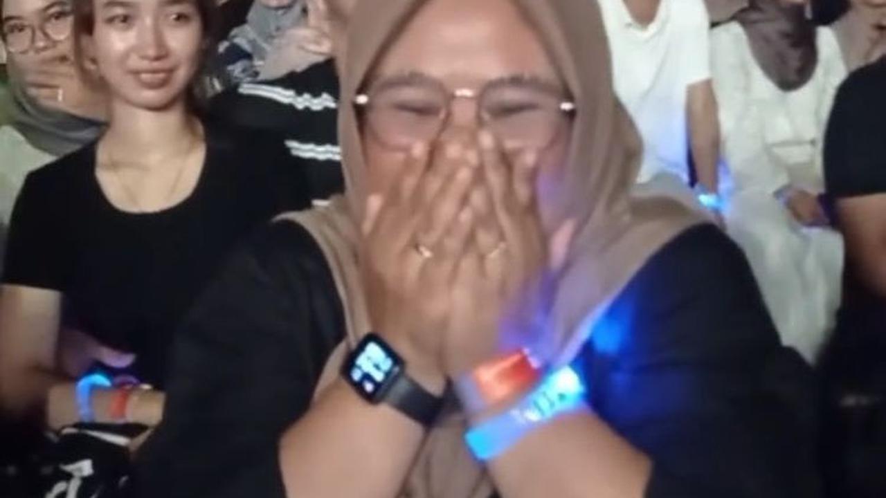 Mendapat ucapan ulang tahun dari idolanya, wanita ini pun tampak sangat senang. Apalagi, hal tersebut didapat berkat perjuangan suaminya.