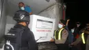 Petugas keamanan membawa kotak berisi vaksin virus corona COVID-19 setibanya di Bali, Selasa (5/1/2021). Vaksin virus corona COVID-19 tersebut diprioritaskan bagi tenaga kesehatan. (AP Photo/Firdia Lisnawati)