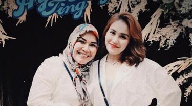 Pakai Strap Masker Emas, Ini 6 Potret Modis Ibu Ayu Ting Ting