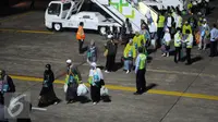 Ratusan jamaah Haji Indonesia embarkasi DKI Jakarta saat tiba di Bandara Halim Perdanakusuma Jakarta, Selasa (29/9/2015). Sebanyak 440 jamaah dengan tiba sekitar pukul 18.30 WIB. (Liputan6.com/Helmi Fithriansyah)