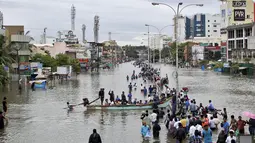 Warga menaiki perahu untuk pindah ketempat yang lebih aman akibat banjir besar di Chennai, India, (2/11/2015). Curah hujan terparah dari satu abad telah menyebabkan banjir besar di seluruh bagian India selatan. (REUTERS/Stringer)