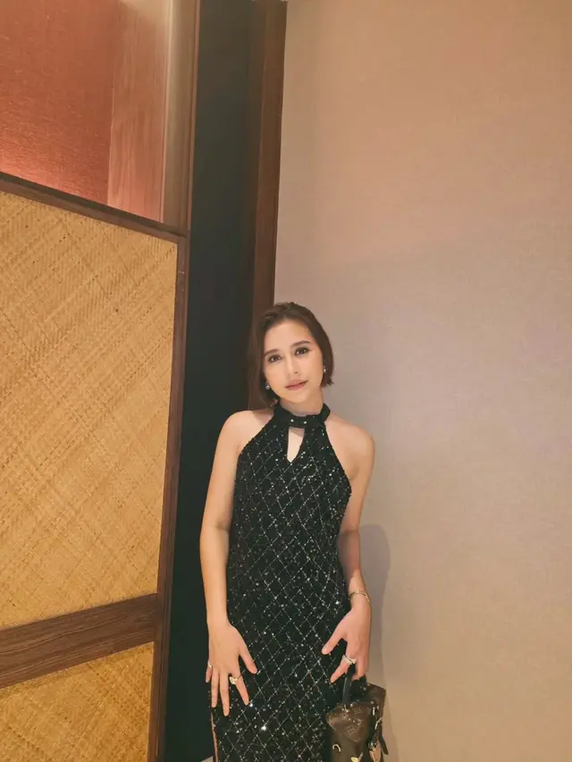 Prilly Latuconsina Makin Ramping dalam Balutan Halter Dress Bling-bling di Pernikahan Anak Pemilik Krisna Bali