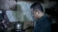 Pedagang lontong tahu di Jombang, Jawa Timur, pergi menunaikan ibadah haji.