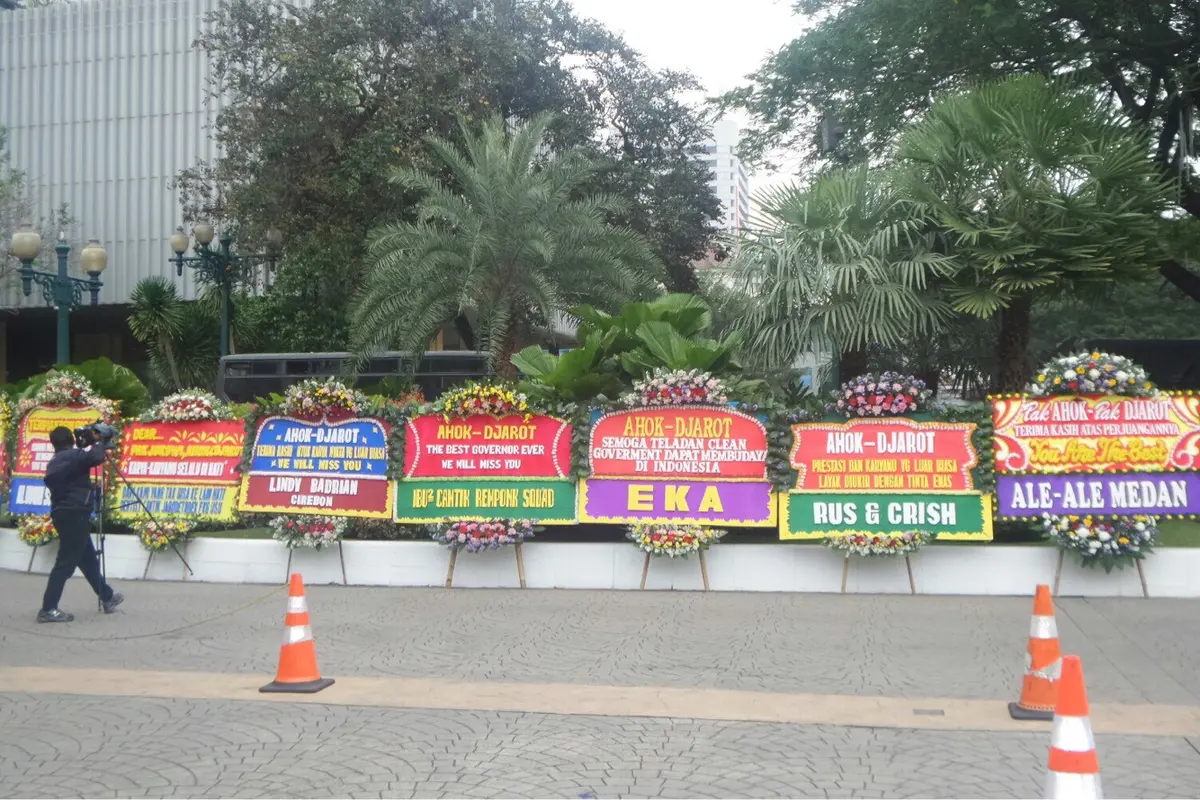 Karangan bunga untuk Ahok- Djarot mulai berdatangan ke Balai Kota DKI.