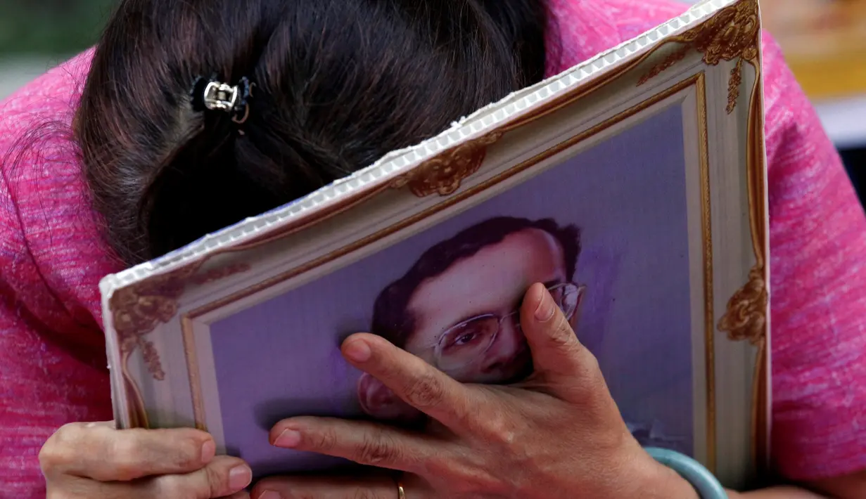 Warga menangis usai mengetahui Raja Thailand Bhumibol Adulyadej meninggal di RS Siriraj, Bangkok, Thailand, Kamis (13/10). Selama 10 tahun terakhir, kondisi kesehatan Bhumibol itu terus menurun. (REUTERS / Chaiwat Subprasom)