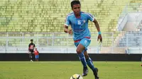 Pemain Arema FC, Ridwan Tawainella. (Bola.com/Iwan Setiawan)