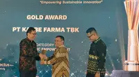 Kalbe Corporate Sustainability Senior Manager, Abi Nisaka (kiri), meraih dua penghargaan, Platinum dan Gold dalam ajang Indonesia Social Responsibility Award (ISRA) 2023, di di The Sunan Hotel, Solo, Jawa Tengah, Kamis, 22 Juni 2023. (Liputan6.com/ist)