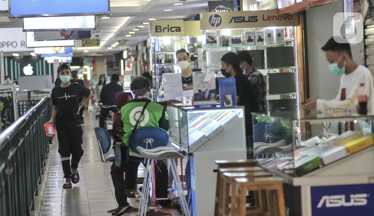 Pekerja melayani calon pembeli smartphone di ITC Cempaka Mas, Jakarta, Rabu (4/8/2021). Data firma riset International Data Corporation (IDC) mencatat permintaan smartphone di Indonesia mengalami pertumbuhan 19 persen (YoY) atau 36,8 juta unit pada paruh kedua 2020.  (merdeka.com/Iqbal S Nugroho)
