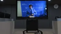 Mantan Presiden Filipina Rodrigo Duterte tampil melalui tautan video di ruang sidang Mahkamah Pidana Internasional (ICC) di Den Haag, Belanda pada Jumat (14/3/2025). (Dok. Peter Dejong/AP)