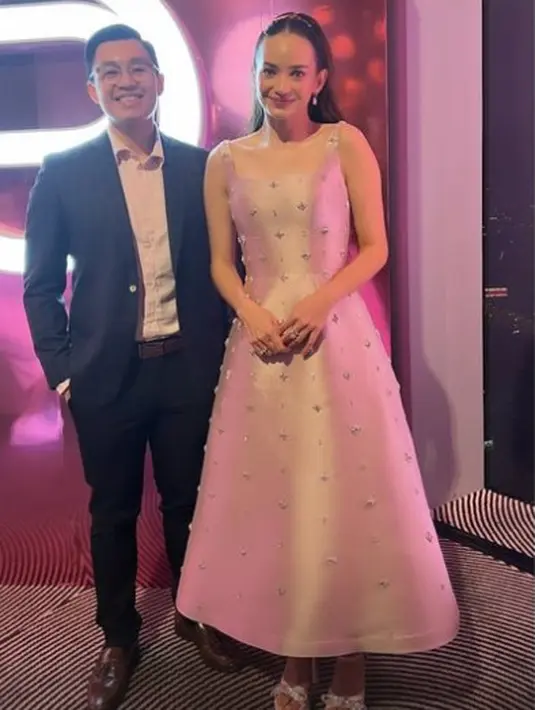 Tampilan bak Disney Princess ini didukung dengan open toe heels pink berpita silver [@enzystoria]