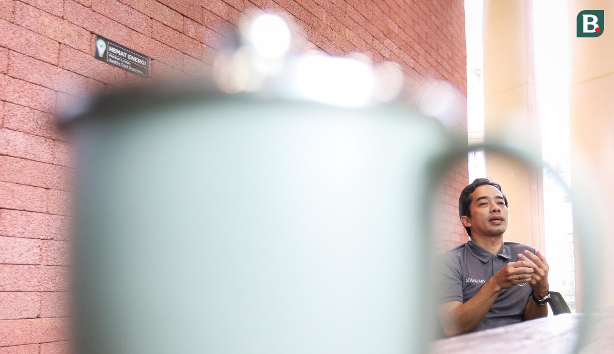 <p>Ditemani secangkir teh manis hangat, Bima Sinung juga memaparkan tentang persiapan menjelang Liga 2 musim depan, mulai dari penunjukan pelatih baru, mencari lapangan latih, hingga pasang target untuk promosi ke Liga 1. (Bola.com/Bagaskara Lazuardi)</p>