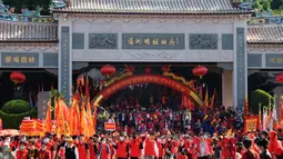 Para penganut dan patung dewi laut China Mazu terlihat dalam parade keliling Pulau Meizhou di Kota Putian, Provinsi Fujian, China, 25 Oktober 2020. Pada 2009 lalu, kepercayaan dan adat istiadat Mazu dimasukkan dalam Daftar Warisan Budaya Takbenda kategori Kemanusiaan UNESCO. (Xinhua/Wei Peiquan)