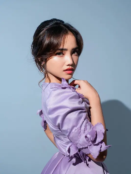 Lagi, gaya glam Fuji tampil menawan dalam nuansa makeup glowing. Rambutnya di-bun dan menyisakan beberapa bagian rambut depan sebagai poni yang membingkai wajahnya dengan amat baik. [Foto: Instagram/fuji_an]