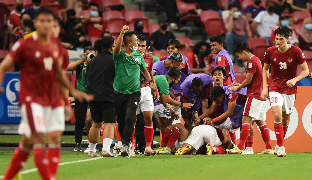 Di menit pertama babak perpanjangan waktu, Timnas Indonesia unggul 3-2 melalui gol bunuh diri Shawal Anuar yang mendapat tekanan dari Irfan Jaya di pojok kanan gawang Singapura. (AFP/Roslan Rahman)