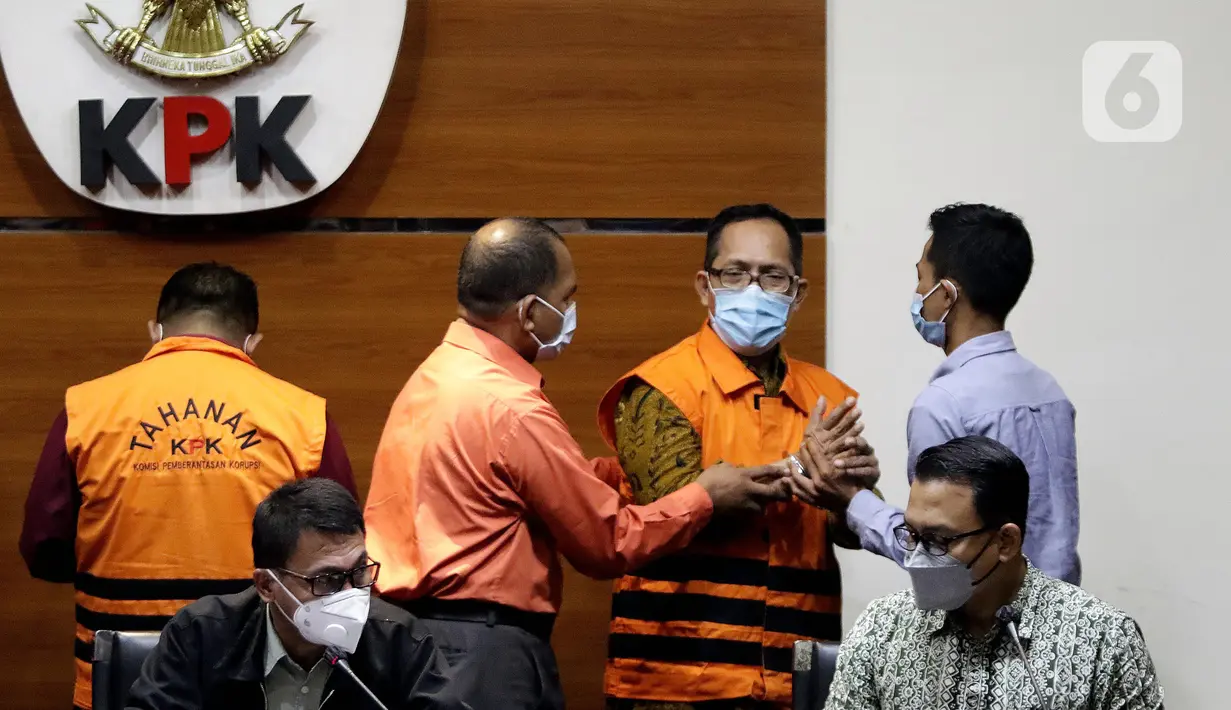 Hakim Pengadilan Negeri Surabaya, Itong Isnaeni Hidayat (keempat kiri) saat rilis penetapan penahanan tersangka di gedung KPK, Jakarta, Kamis (20/1/2022). Itong Isnaeni ditetapkan sebagai tersangka dugaan suap penanganan perkara di Pengadilan Negeri Surabaya. (Liputan6.com/Helmi Fithriansyah)