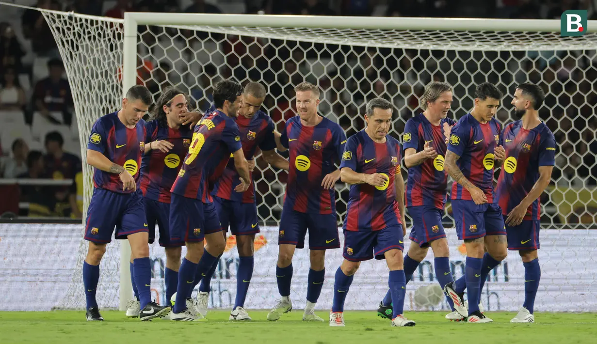 Para pemain legenda Barcelona merayakan gol pertama timnya yang dicetak oleh Rivaldo ke gawang DRX World Legends dalam laga Clash of Legends di Stadion Utama Gelora Bung Karno (SUGBK), Senayan, Jakarta, Sabtu (18/04/2026). (Bola.com/Bagaskara Lazuardi)