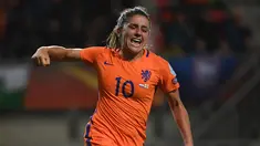 Gelandang Belanda, Danielle van de Donk melakukan selebrasi usai mencetak gol ke gawang Inggris saat pertandingan semifinal UEFA Women’s Euro 2017 di Stadion FC Twente, di Enschede (3/8). Belanda menang 3-0 atas Inggris. (AFP Photo/John Thys)