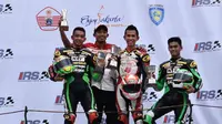 Pebalap Astra Honda Racing Team, Gerry Salim (kedua dari kanan), mampu menjuarai balapan kedua Kejurnas IRS kelas Supersport 600 cc di Sirkuit Sentul, Bogor, Minggu (22/5/2016). (Astra Honda Racing Team)