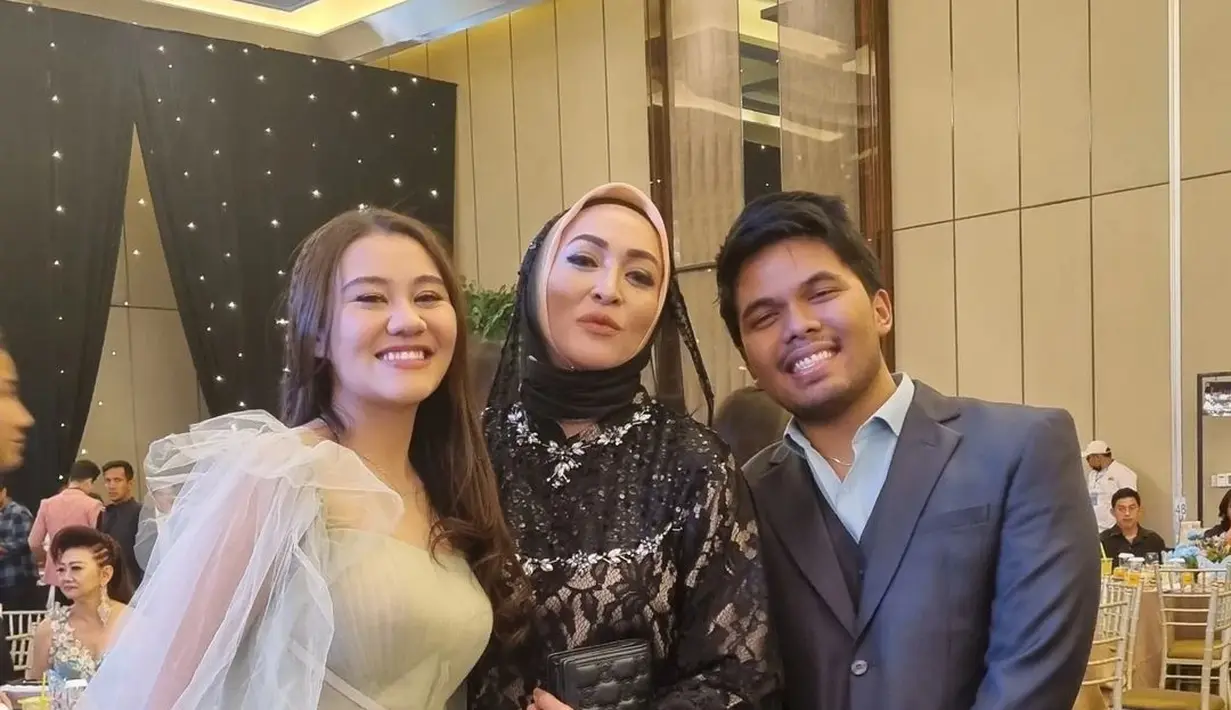 Rambut panjangnya dibiarkan tergerai dan dipermanis dengan beberapa helai yang dikepang menajdi beberapa bagian. [Foto: Instagram/angelinasondakh09]