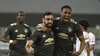 Bruno Fernandes dan Anthony Martial merayakan gol Manchester United ke gawang Sevilla pada semifinal Liga Europa, Senin (17/8/2020) dini hari WIB. (Ina Fassbender/Pool Via AP)