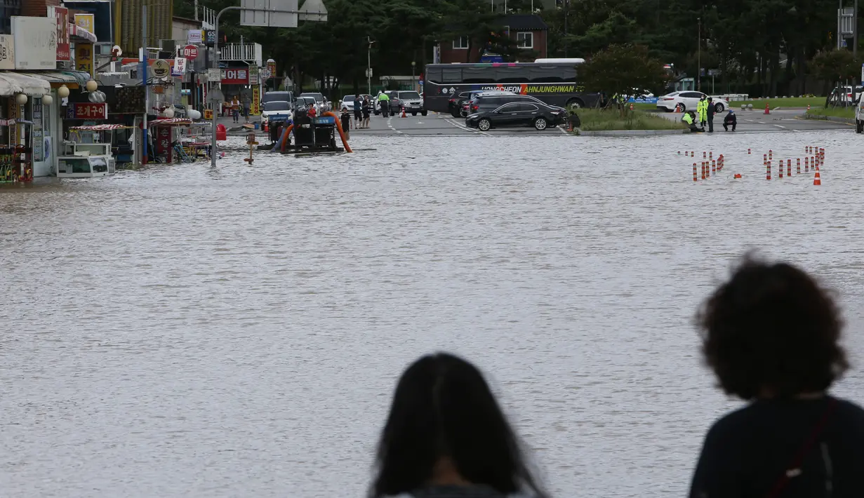 Foto yang diabadikan pada 7 September 2020 ini memperlihatkan sebuah jalan yang tergenang banjir di Gangneung, Provinsi Gangwon, Korea Selatan. Topan Haishen mendarat di pesisir tenggara Korea Selatan pada Senin (7/9). (Xinhua/NEWSIS)