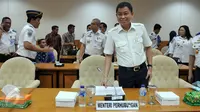 Menhub Ignasius Jonan saat tiba di ruang rapat Pansus Pelindo II DPR, Jakarta, Rabu (2/12/2015). Dalam sidang tersebut Jonan dimintai keterangan terkait dugaan korupsi pengadaan mobile crane oleh Dirut PT Pelindo II RJ Lino. (Liputan6.com/Johan Tallo)