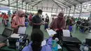 Warga saat registrasi pada kegiatan vaksinasi Covid-19 di Ponpes Minhaajurrosyidiin, Jakarta, Selasa (13/7/2021). Pada kesempatan itu, Panglima TNI mengingatkan panitia acara bahwa target pemerintah dalam program vaksinasi nasional adalah dua juta orang per harinya. (Liputan6.com/HO/Agus)