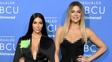 Kim Kardashian dan Khloe Kardashian saat menghadiri acara NBCUniversal Network 2017 Upfront di Radio City Music Hall, New York, 15 Mei 2017. (AFP Photo/ Dia Dipasupil)