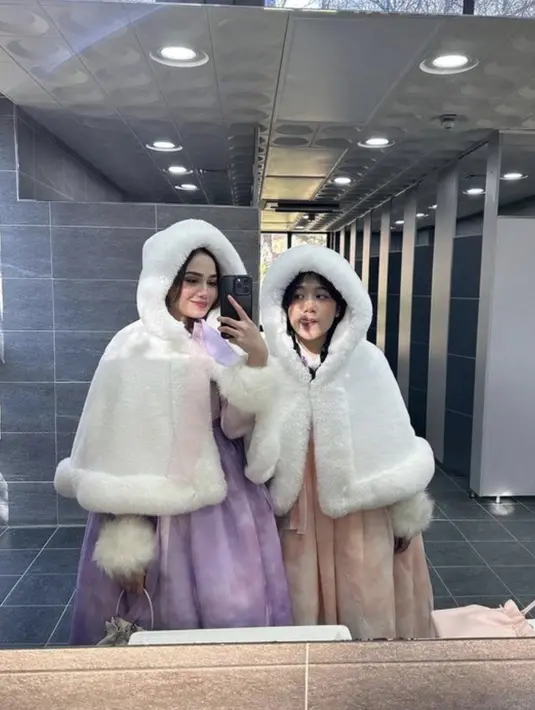 Ia juga terlihat menggemaskan dengan mantel bulu berwarna putih. Gayanya terlihat seperti boneka.  [Foto: Instagram/ Syifa Hadju]