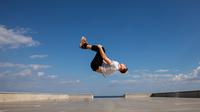 How to do a backflip for beginners. (Photo: Freepik)