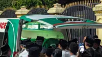 Jenazah Pimpinan Pondok Modern Darussalam Gontor Amal Fathullah Zarkasyi Tiba di Rumah Duka