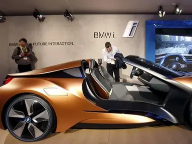 Sejumlah pengunjung melihat mobil BMW i yang dipamerkan di CES 2016, Las Vegas, Nevada, Januari, (7/1). Mobil ini dijadikan visi mobil masa depan yang akan diproduksi oleh Perusahaan Otomotif Jerman ini. (REUTERS / Steve Marcus)