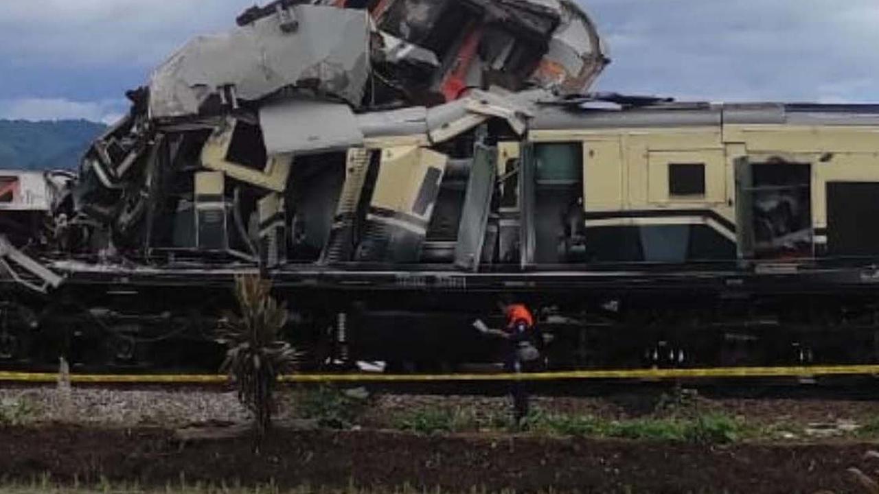 4 Korban Meninggal Tabrakan KA Turangga vs KA Lokal Dievakuasi, Petugas Fokus Bersihkan Lokasi Kejadian