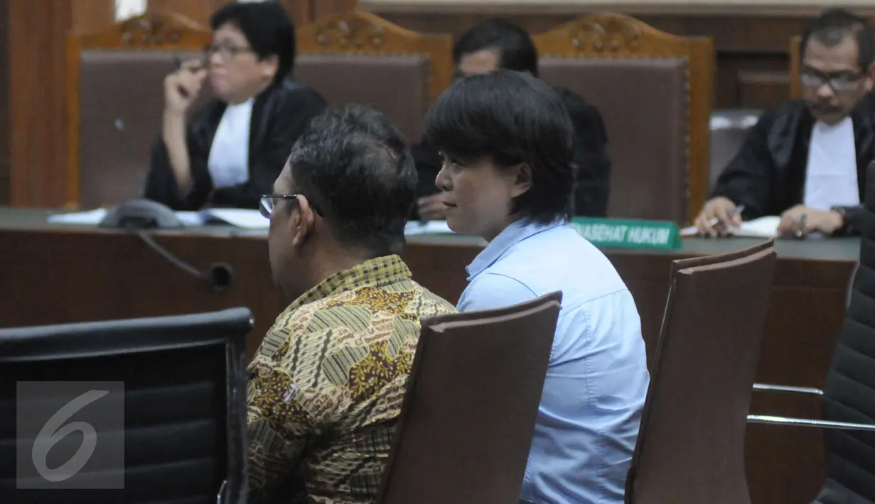Direktur CV Semesta Berjaya Xaveriandy Sutanto dan istrinya, Memi, saat menjalani sidang vonis di Pengadilan Tipikor Jakarta, Rabu (4/1). (Liputan6.com/Helmi Afandi)