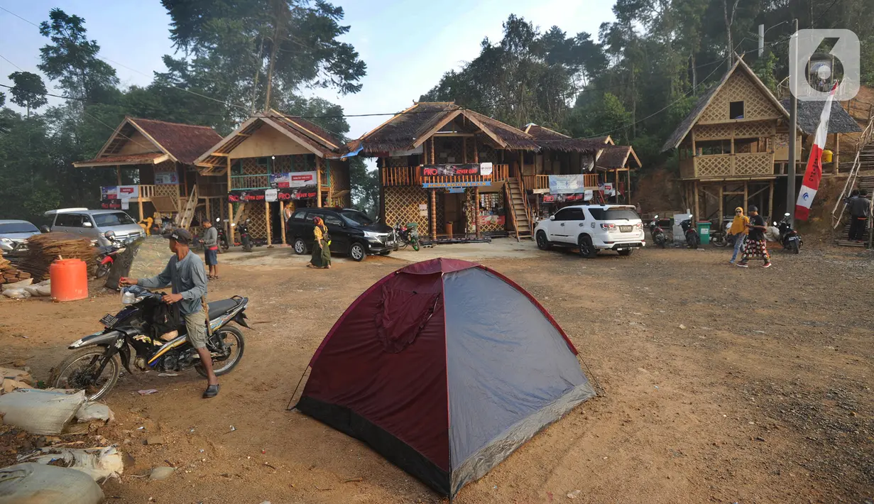 Tenda dan penginapan semi permanen yang sediakan di kawasan Gunung Luhur di Desa Citorek Kidul, Kecamatan Cibeber, Kabupaten Lebak, Banten, Sabtu (23/11/2019). Tenda dan penginapan ini bisa digunakan wisatawan yang ingin menikmati hamparan awan di Negeri di Atas Awan. (merdeka.com/Arie Basuki)