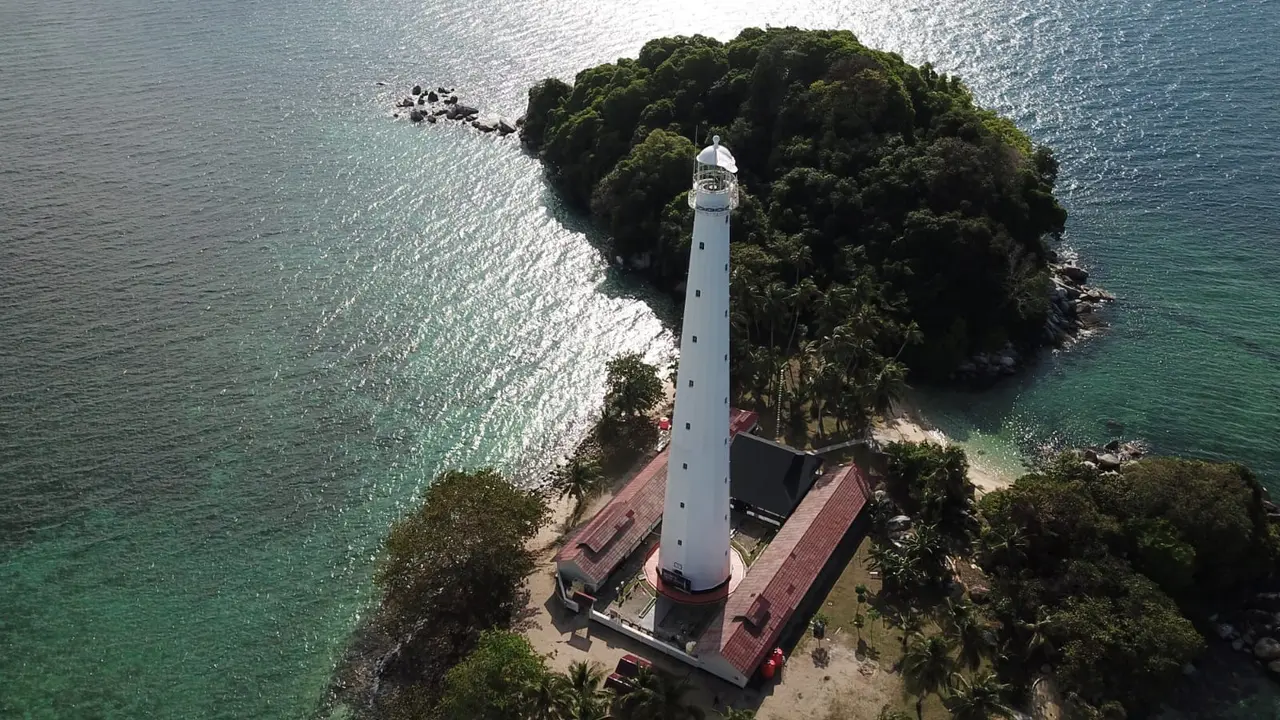 Mercusuar Pulau Lengkuas ini berada di wilayah kerja Distrik Navigasi Kelas I Tanjung Priok.