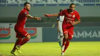 Selebrasi pemain Persija Jakarta, Rohit Chand (kanan) usai mencetak gol ke gawang Persita Tangerang pada pertandingan pekan kelima BRI Liga 1 di Stadion Pakansari, Selasa (28/9/2021). (Bola.com/ M Iqbal Ichsan)