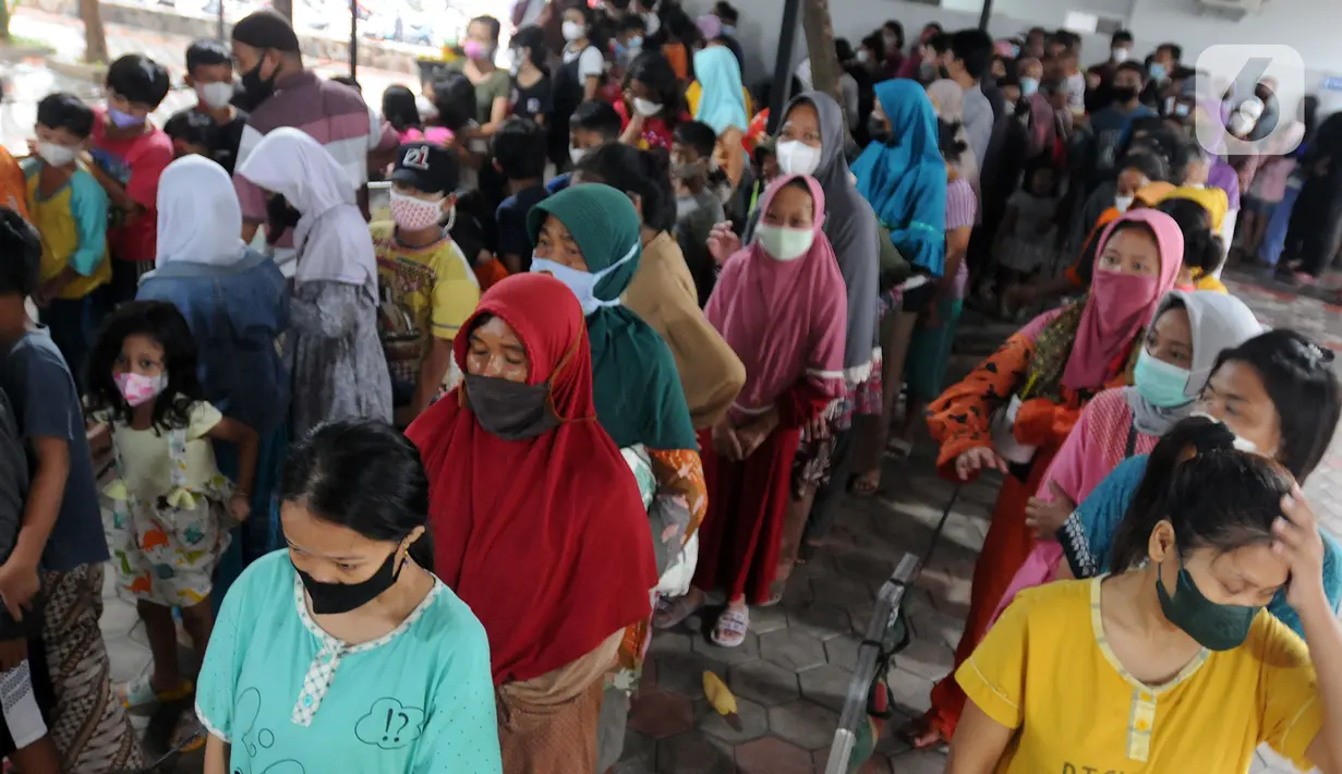 Warga antre untuk mendapatkan makanan berbuka puasa atau takjil di Masjid Wihdatul Ummah, Cinere, Depok, Jawa Barat, Kamis (7/4/2022). Dalam sehari, Masjid Wihdatul Ummah menyediakan lebih dari 700 takjil berupa nasi kotak yang merupakan sumbangan donatur jemaah masjid. (merdeka.com/Arie Basuki)