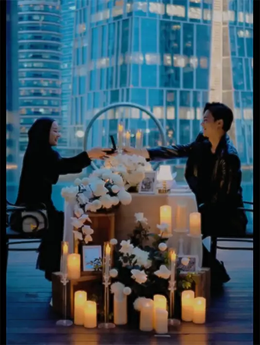 Tidak hanya kejutan romantis, Rey juga membeirkan hadiah istimewa untuk sang istri tercinta yang dinikahi tiga tahun silam. [Instagram/rey_mbayang]